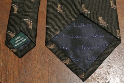 画像3: L.L.BEAN(LL.ビーン) ハンティングブーツ柄刺繍 シルクネクタイ(MossGreen) 箱入り ビーンブーツ ガムシュー