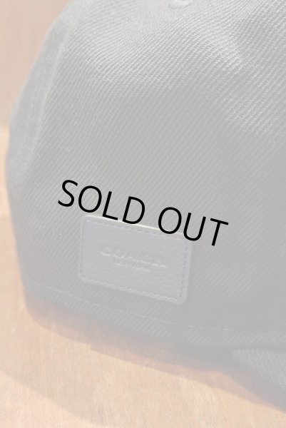 画像4: COACH×NEWERA コーチ×ニューエラ 9FIFTY スナップバックキャップ フラットブリム MLB ニューヨークヤンキース【NAVY】新品 並行輸入 (4)