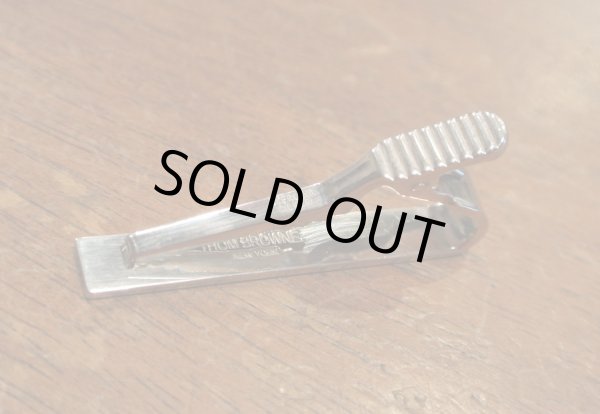 画像4: （GOOD USED）THOM BROWNE トムブラウン THOM BROWNE トリコロール ホリゾンタル シルバー ロング タイバー ケース 外箱つき (4)