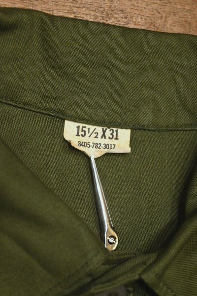 画像2: '68 DEADSTOCK U.S ARMY コットンサテン ユーティリティシャツ OG107【15 1/2-31】デッドストック