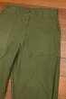 画像2: '70 U.S ARMY UTILITY TROUSERS コットンサテン ベイカーパンツ フロントジップ(表記W32L31) ビンテージ 中古 (2)
