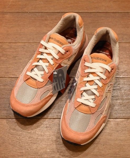 画像1: 箱入り未使用品 Joe Freshgoods x NB Made in USA 992"Aged Well"(8 1/2-D) ニューバランスU992JG1 アメリカ製 (1)